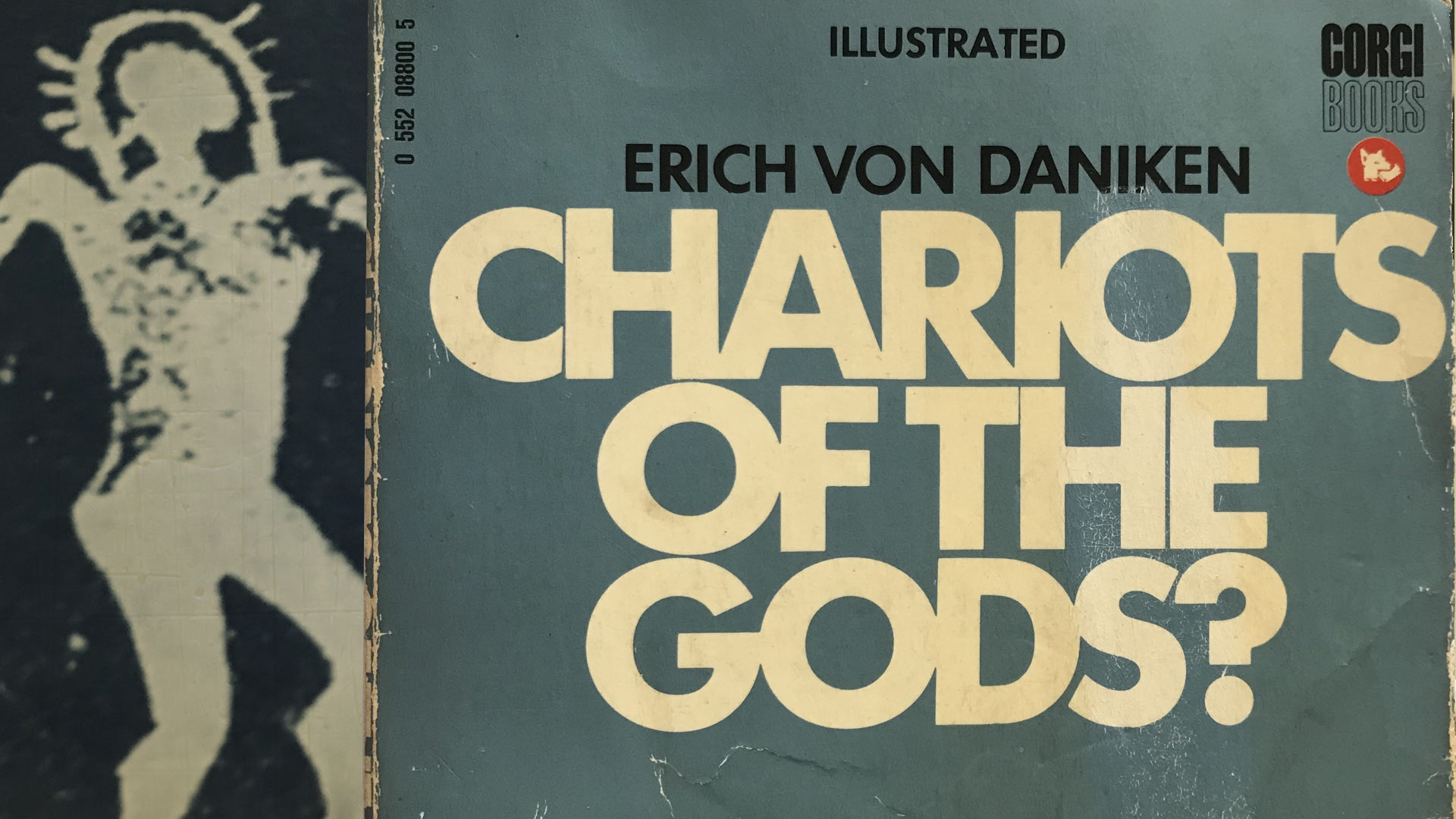 Book cover of Chariots of the Gods by Erich Von Daniken - Corgi illustrated edition